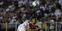 Em jogo pouco inspirado na Vila Belmiro, o Santos empatou com o Internacional em 0 a 0   Foto: ALE VIANNA/Agência Eleven / Gazeta Press