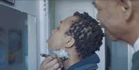 Samson, rapaz trans do Canadá, faz a barba pela primeira vez com a ajuda do pai.  Foto: Reprodução do vídeo 'First Shave, the story of Samson' / Facebook/Gillette / Estadão Conteúdo