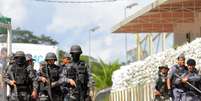 Policiais são vistos durante rebelião no sistema prisional em Manaus, Amazonas. 26/5/2019. REUTERS/Sandro Pereira   Foto: Reuters