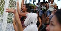 Mulheres em frente a presídio onde houve massacre de 55 presos em Manaus, entre domingo e segunda-feira  Foto: Reuters / BBC News Brasil