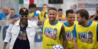 Os jogadores Daniel Alves e Neymar Jr durante a final mundial da terceira edição do Neymar Jr’s Five, torneio de futebol do Instituto Projeto Neymar Jr, na Praia Grande, litoral de São Paulo (SP)  Foto: Paulo Lopes / Futura Press