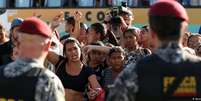 Familiares de detentos reagem a mortes diante de presídio no Amazonas  Foto: DW / Deutsche Welle