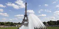 Pessoas se refrescam em fonte de Paris em frente &agrave; Torre Eiffel
21/08/2015
REUTERS/Regis Duvignau  Foto: Reuters