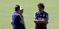 Antes da viagem, Cuca conversou com Raí e Mancini em treino na Bahia - FOTO: Rubens Chiri/saopaulofc.net  Foto: Lance!