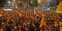 Manifestantes se concentram no Largo da Batata, na zona oeste de São Paulo, nesta quinta- feira, 30, para ato que irá em direção ao vão do Museu de Arte Moderna de São Paulo (MASP), na Avenida Paulista, em protesto contra o contingenciamento de 30% do orçamento dos gastos discricionários para a educação proposto pelo ministro da Educação, Abraham Weintraub. É o segundo ato dos estudantes contra a proposta do governo de Jair Bolsonaro, reiterando as pautas apresentadas no último dia 15 de maio e uma resposta às manifestações a favor das reformas realizadas no domingo, 26.  Foto: Nilton Fukuda / Estadão