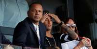 Neymar pai e Neymar assistem a jogo do Paris Saint Germain  Foto: John Schults / Reuters