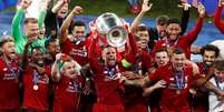 Jordan Henderson levanta o troféu da Liga dos Campeões; é a sexta vez que time vence competição  Foto: Sergio Perez / Reuters