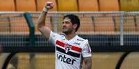 Alexandre Pato, do S&atilde;o Paulo, comemora seu gol marcado diante do Cruzeiro, durante partida v&aacute;lida pelo Campeonato Brasileiro 2019, realizado no Est&aacute;dio do Pacaembu, na zona oeste da capital paulista, neste domingo  Foto:  MARCELO ZAMBRANA/AGIF / Estad&atilde;o Conte&uacute;do