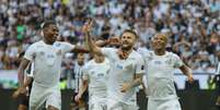 Eduardo Sasha (c), do Santos, comemora seu gol em partida contra o Cear&aacute;, v&aacute;lida pela 7&ordf; rodada do Campeonato Brasileiro 2019, na Arena Castel&atilde;o, em Fortaleza, neste domingo  Foto: PEDRO CHAVES/AGIF / Estad&atilde;o Conte&uacute;do