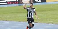 Diego Souza, do Botafogo, comemora seu gol marcado após lance da partida contra o Vasco   Foto: Paulo Sérgio / Agência F8/Estadão Conteúdo