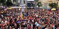 Milhares de pessoas acompanham a apresentação de artistas durante o Festival Lula Livre neste domingo, (2) na Praça da República, em São Paulo. Durante as apresentações, o público e os artistas que se apresentavam, pediram a liberdade do Ex Presidente Lula que esta preso na carceragem da Policia Federal em Curitiba  Foto: ROBERTO CASIMIRO/FOTOARENA / Estadão Conteúdo