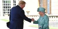 Trump cumprimenta a rainha Elizabeth 2ª ao chegar ao Reino Unido; países têm a chamada 'relação especial', mas temas recentes podem gerar choque na política bilateral  Foto: PA / BBC News Brasil