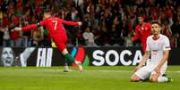 Cristiano Ronaldo comemora um de seus três gols na vitória de Portugal sobre a Suíça, pela Liga das Nações. 5/6/2019  REUTERS/Susana Vera   Foto: Reuters