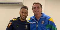 Neymar e o presidente Jair Bolsonaro em hospital de Brasília  Foto: Reprodução/Twitter Oficial Jair Bolsonaro / Ansa - Brasil