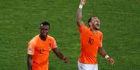 Memphis Depay e Quincy Promes comemoram vitória da Holanda sobre a Inglaterra na Copa das Nações, que classificou o time holandês para a final contra Portugal. 6/6/2019  REUTERS/Susana Vera  Foto: Reuters