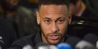 Neymar deixa delegacia após prestar depoimento no Rio  Foto: Lucas Landau / Reuters