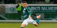 Raphael Veiga, do Palmeiras, cobra pênalti para marcar gol na partida contra o Athletico Paranaense válida pela 8ª rodada do Campeonato Brasileiro 2019, no Allianz Parque, em São Paulo, neste sábado, 26.  Foto: LUIS MOURA/WPP/ / Estadão Conteúdo