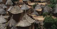 As comunidades do grupo &eacute;tnico Dogon geralmente seguem um estilo de vida tradicional  Foto: Getty Images / BBC News Brasil