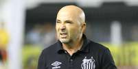 Técnico do Santos, Jorge Sampaoli, durante partida contra o Atlético-MG, pela oitava rodada do Campeonato Brasileiro 2019  Foto: MAURÍCIO DE SOUZA/DIÁRIO DO LITORAL / Estadão