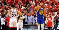 Stephen Curry, do Golden State Warriors, comemora vitória no jogo 5 contra o Toronto Raptors  Foto: Kyle Terada-USA TODAY Sports / Reuters