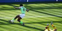 Nigeriana Asisat Oshoala passa pela goleira da Coreia do Sul para marcar durante partida da Copa do Mundo de futebol feminino
12/06/2019 REUTERS/Denis Balibouse  Foto: Reuters