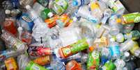 Garrafas de plástico em centro de coleta de lixo
REUTERS/Toru Hanai  Foto: Reuters