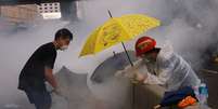 Manifestantes tentam se proteger do gás lacrimogênio em Hong Kong  Foto: Tyrone Siu / Reuters