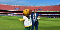 Cafu e o mascote Zizito, da Copa América  Foto: Roberto Casimiro / Estadão