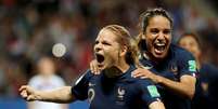 Eugenie Le Sommer comemora o segundo gol da França com Amel Majri  Foto: Eric Gaillard / Reuters