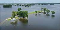 Inundação do rio Mississippi em torno de casas no Missouri  Foto: Getty Images / BBC News Brasil