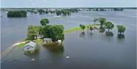 Inunda&ccedil;&atilde;o do rio Mississippi em torno de casas no Missouri  Foto: Getty Images / BBC News Brasil