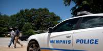 Homens caminham em frente a viatura de polícia em Memphis, nos Estados Unidos
13/06/2019 REUTERS/Ricardo Arduengo  Foto: Reuters