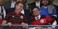 O presidente Jair Messias Bolsonaro, ao lado do ministro da Justiça, Sérgio Moro, nos camarotes do estádio Mané Garrincha, em Brasília antes do início da partida entre CSA x Flamengo, válida pela 9ª rodada do Brasileirão na noite desta quarta-feira.  Foto: Dida Sampaio / Estadão