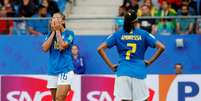 Bia Zaneratto e Andressa Alves lamentam a derrota do Brasil para a Austrália  Foto: Jean-Paul Pelissier / Reuters