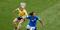Marta domina a bola em Brasil x Austrália, marcada por Ellie Carpenter  Foto: Eric Gaillard / Reuters