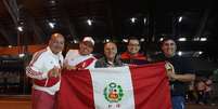 Johnny Gamboa e Christian Cervantes (à esqueda) e Juan Savedra entre outros dois peruanos  Foto: Lucas Baldez / Terra