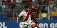 Zambrano vence duelo contra Salamon Rondon, destaque venezuelano (Foto: Jeferson Guareze / AFP)  Foto: Lance!