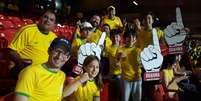 Lorena, de 8 anos, ao lado do pai, Tiago Amor, e Felipe Freitas, com guaraná na mão, apostam em Philippe Coutinho para craque da Copa América. O grupo veio de Bauru, interior de São Paulo, para o jogo de estreia do Brasil  Foto: Lucas Baldez / Terra