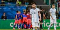 Messi lamenta gol do atacante Roger Martínez no jogo Argentina x Colômbia, realizado nesse sábado (15) na Arena Fonte Nova, na primeira rodada da Copa América  Foto: MARCELO MALAQUIAS/FRAMEPHOTO / Estadão Conteúdo