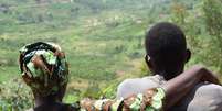 Carine e seu filho Jean-Pierre, um das milhares de crianças nascidos como resultado de estupro durante o genocídio em Ruanda  Foto: BBC News Brasil