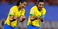 Marta e Thaisa celebram gol brasileiro contra a Itália  Foto: Phil Noble / Reuters