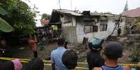 Locals look at a house used as a factory producing matchsticks after a fire swept through, at Binjai district in Langkat, North Sumatra province, Indonesia, June 21, 2019 in this photo taken by Antara Foto. Antara Foto/Adiva Niki/ via REUTERS ATTENTION EDITORS - THIS IMAGE WAS PROVIDED BY A THIRD PARTY. MANDATORY CREDIT. INDONESIA OUT.  Foto: Antara Foto/Adiva Niki/ via REUTERS / Reuters