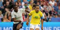 Marta passa por Kadidiatou Diani no duelo entre Brasil e França pelas oitavas de final da Copa Feminina  Foto: Lucy Nicholson / Reuters