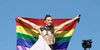 A cantora Mel C em apresentação na 23ª Parada do orgulho LGBT de São Paulo, com o tema "50 anos de Stonewall: nossas conquistas, nosso orgulho de ser LGBT+"  Foto: Ariadne Barroso / Estadão Conteúdo