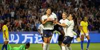 Valerie Gauvin celebra o primeiro gol da França contra o Brasil na derrota da Seleção por 2 a 1  Foto: Lucy Nicholson / Reuters