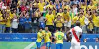 Na Arena Corinthians, torcida brasileira comemora gol de Roberto Firmino contra o Peru  Foto: Henry Romero / Reuters