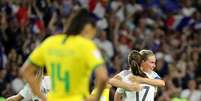 Francesa Amandine Henry comemora com companheiras a vitória da França sobre o Brasil nas oitavas de final da Copa feminina  Foto: Lucy Nicholson / Reuters