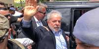O ex-presidente Luiz Inácio Lula da Silva, quando deixou a cadeia para comparecer ao velório do neto  Foto: Ricardo Stuckert Filho/Instituto Lula/Divulgação / via Reuters