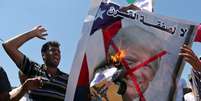 Manifestantes palestinos queimam retrato do presidente dos EUA, Donald Trump, durante protesto na Faixa de Gaza  Foto: Ibraheem Abu Mustafa / Reuters
