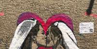 Artista italiano cria mural de Meghan e Kate se beijando  Foto: Facebook / Reprodu&ccedil;&atilde;o